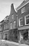 69147 Gezicht op de voorgevel van het huis Predikherenstraat 15 te Utrecht met links het huis nr. 17.